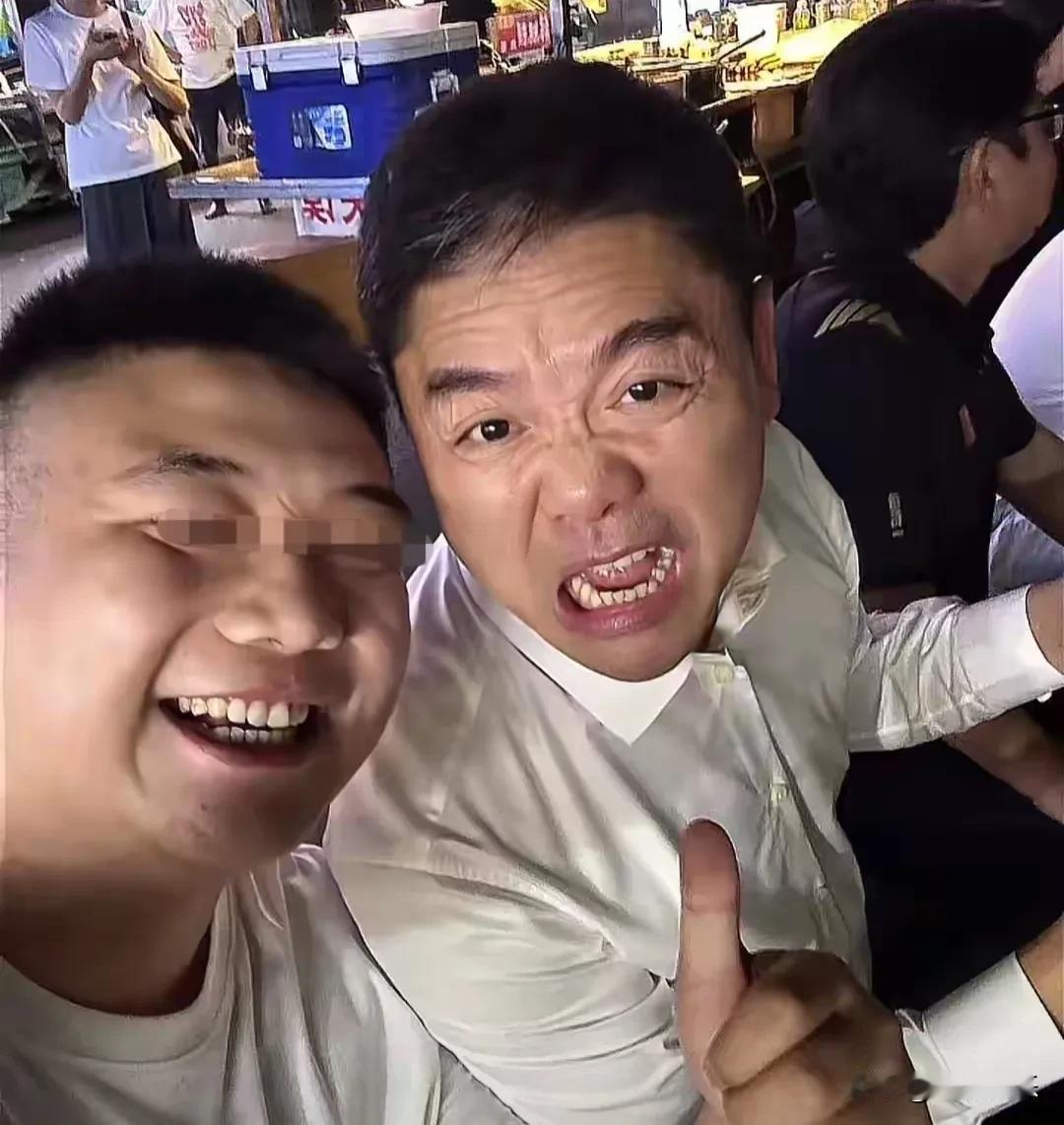刘强东，独自现身福州路边摊！5月8号深夜，福州祥坂夜市彻底沸腾了！不少福