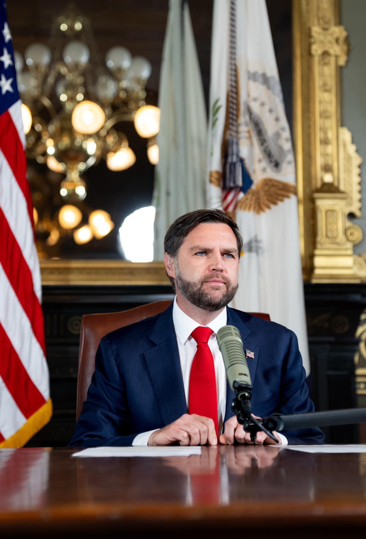 西半球都归美国管？万斯不装了，直接把心里话说出来了。当地时间周二，美国副总统万