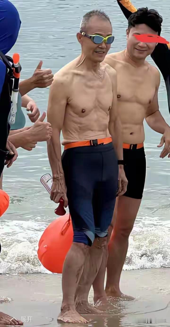 看到王石这样子，有一种想哭的感觉，唉——当目光落在海滩上的王石身上，心中满是