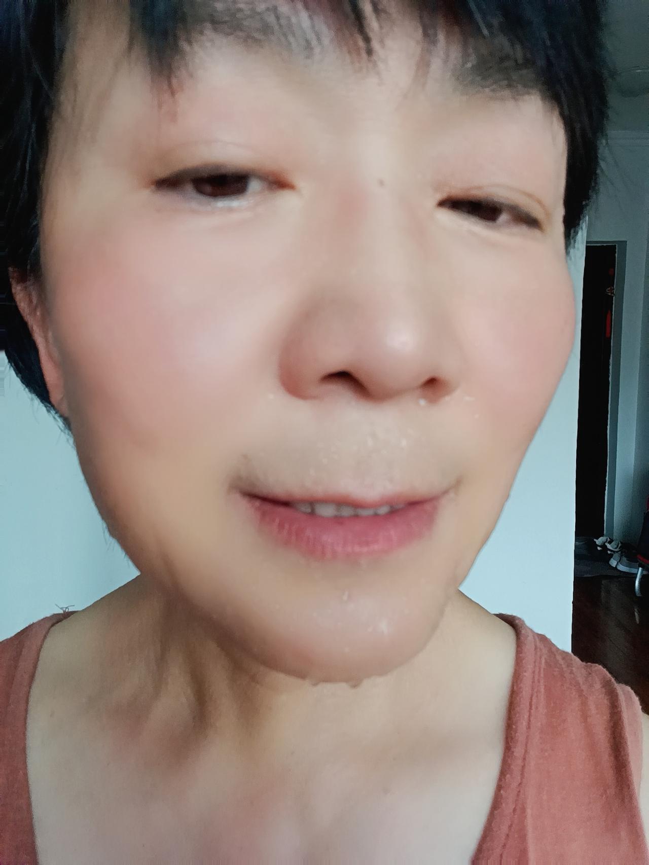 天气太热一整天没出屋。上午吃完饭在家做了一个小时的抗阻运动，出了一身的臭汗。下