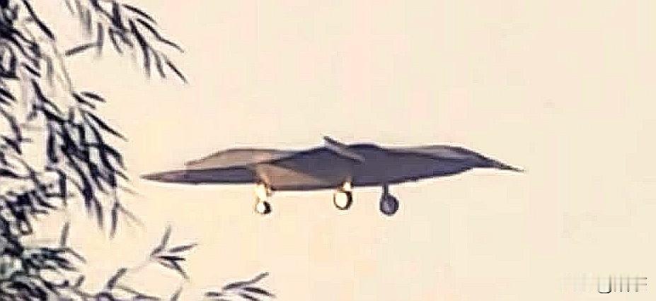 的机身气动外形﹣﹣头锥、座舱颈段、尾喷口区域﹣﹣明显做过隐身修形，不是早期验证机