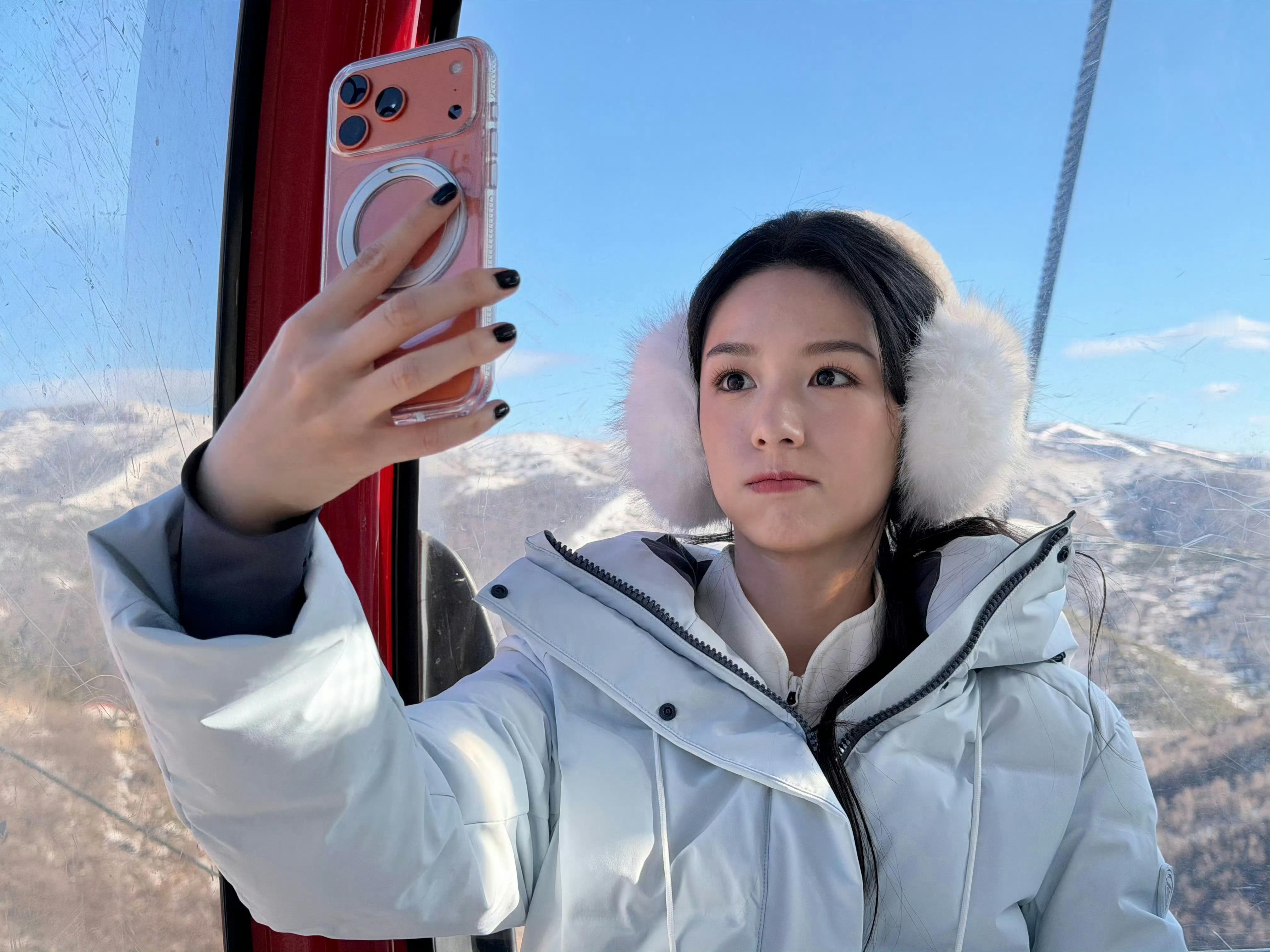 雪场里撒欢的周也也太绝了！又美又萌，活脱脱一颗软乎乎的糯米团子，谁看了不心动呀