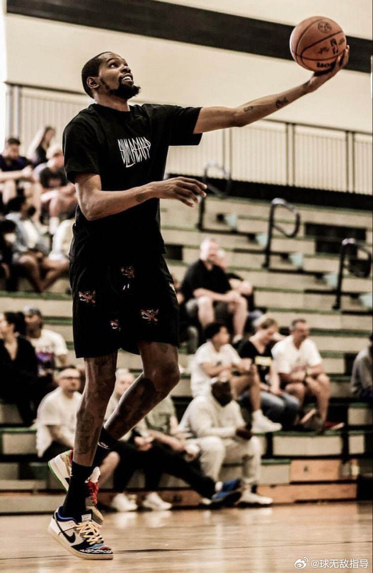 杜兰特现在的处境确实有些尴尬。上赛季他在太阳，太阳西部第11；他离开后，太阳反而