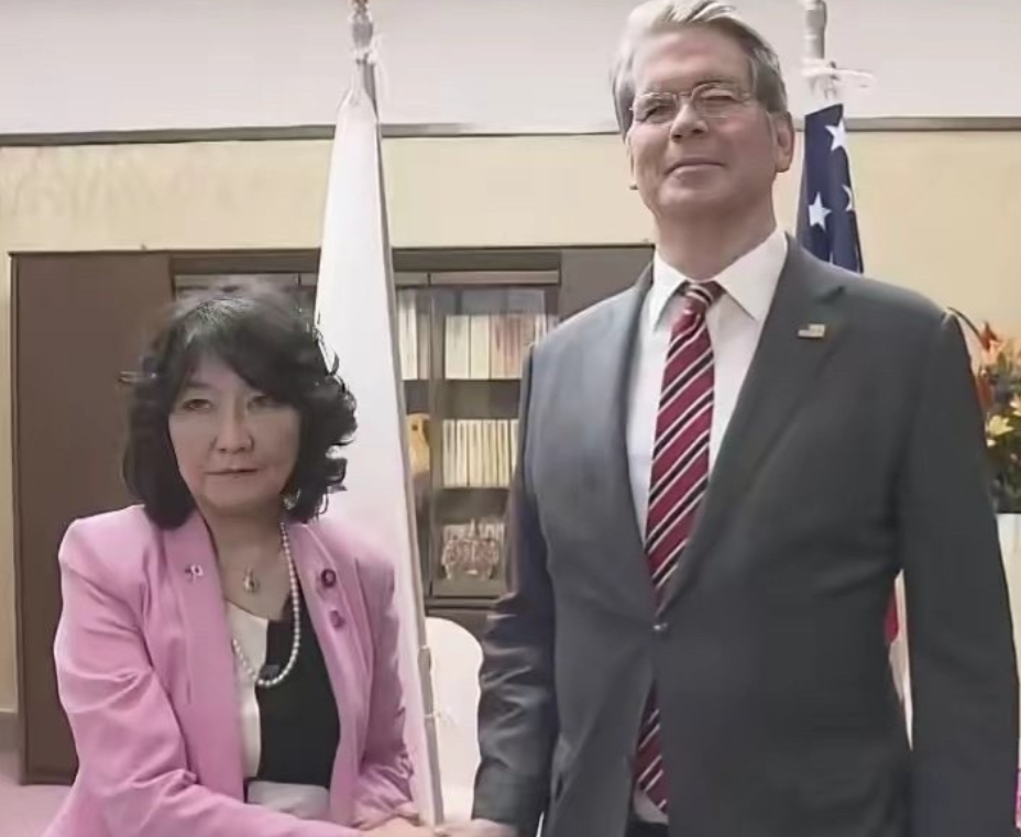 美国财长贝森特到日本，感觉明显不一样，满血复活了。他跟日本财相片山皋月见面时，