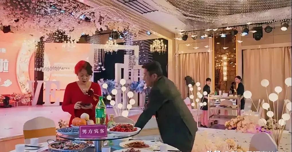 第一集闫妮就像被命运按了快进键：四段婚姻，四个姓，赵钱孙李轮着来。你以为是狗血