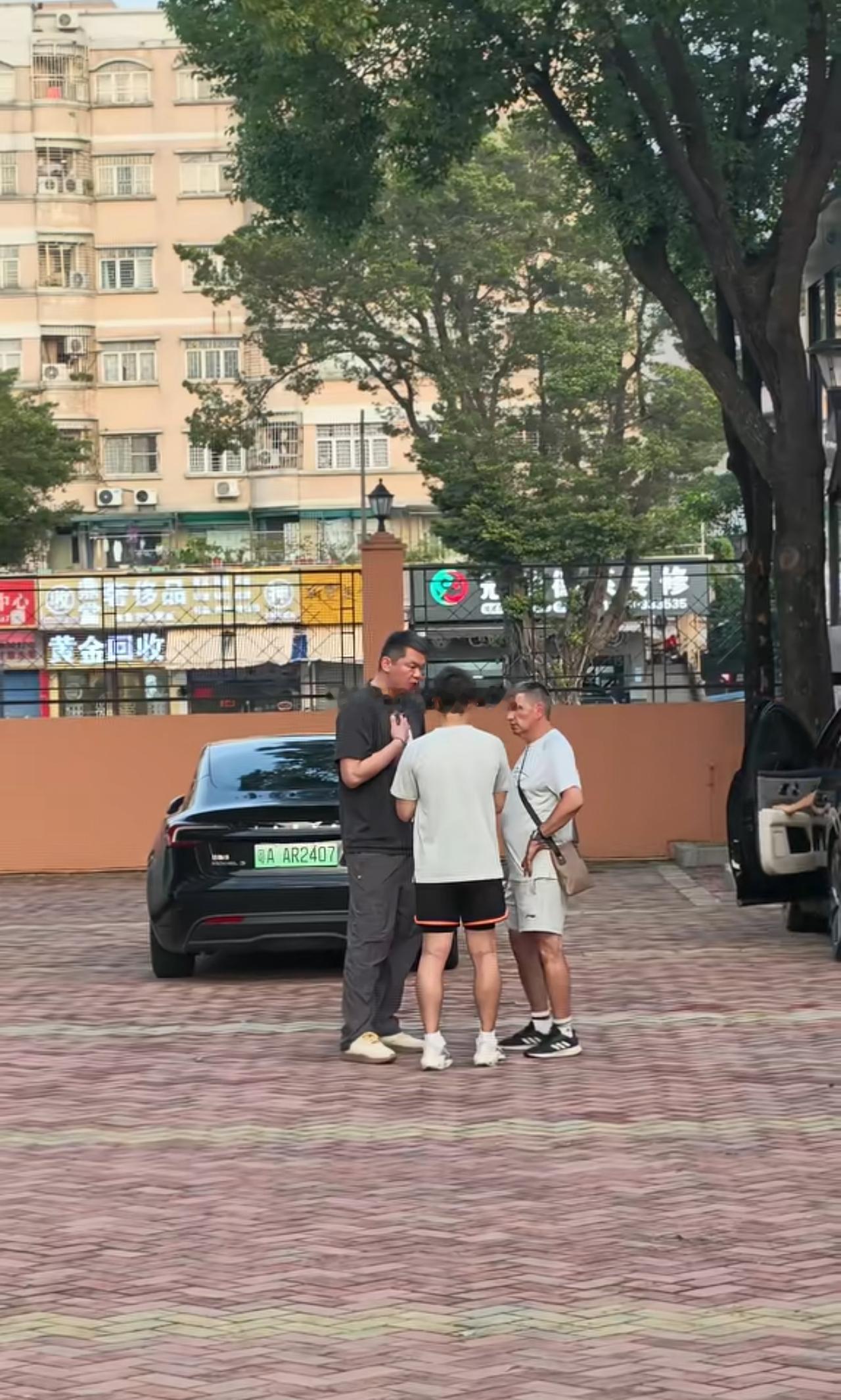 朱总还是放心不下我们的广东宏远呀！玩笑归玩笑，朱总是一个负责任的总经理，各个方面