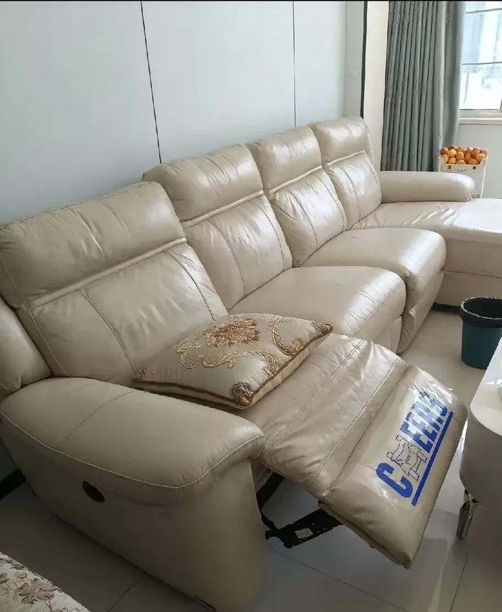 买高档家具还是要量力而行，这套芝华士的真皮沙发买的时候12000，虽然用了四五年
