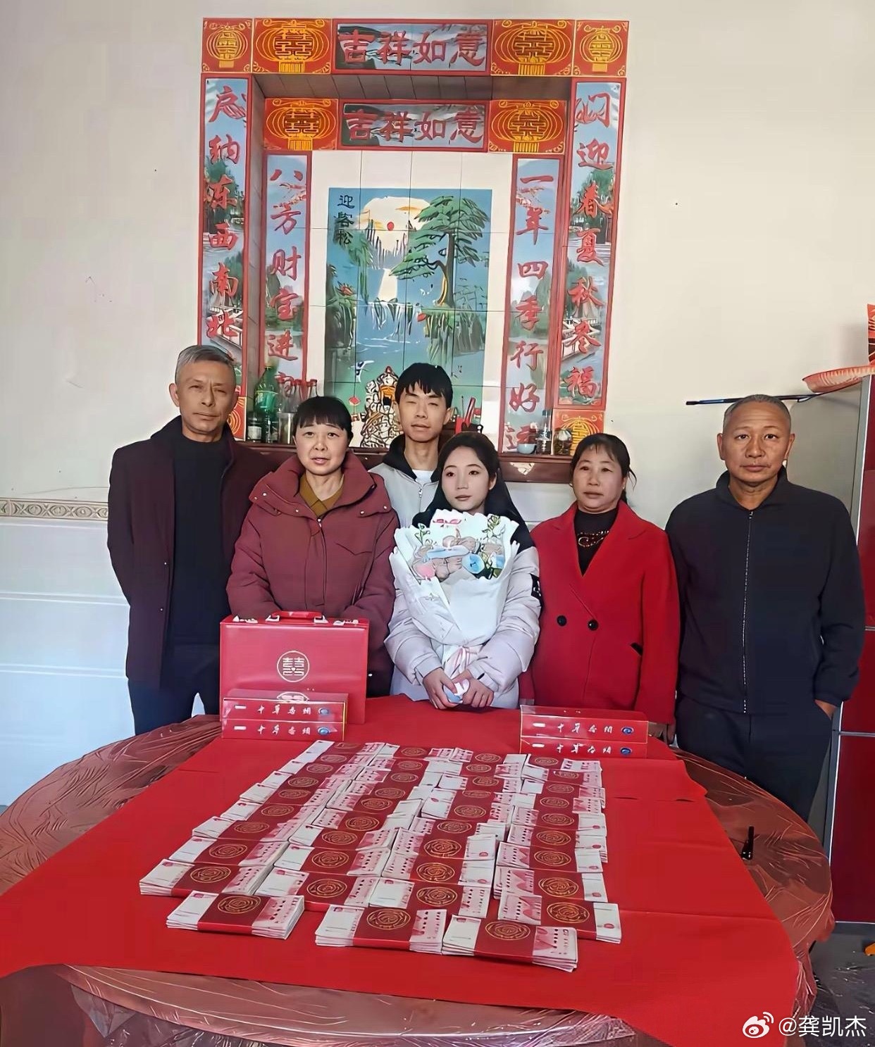 订婚宴上的一幕，怎么感觉这对小夫妻不是很开心？