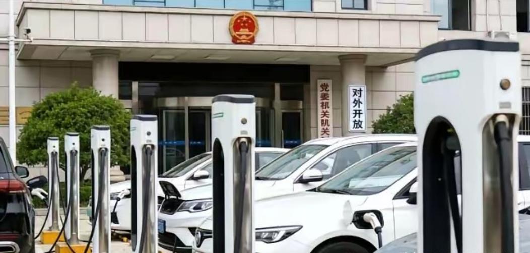 命令来了，没有任何讨价还价的余地：党政机关、公立学校、医院，甚至是政务大厅，哪怕