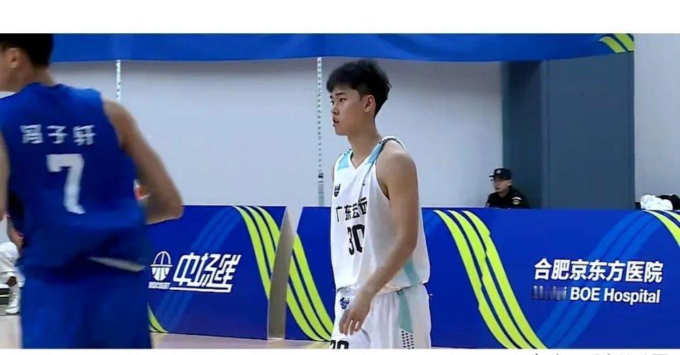 下赛季常规赛依旧没戏的三个广东宏远球员！1.黄明依:完全没戏，他是属于不三不四的