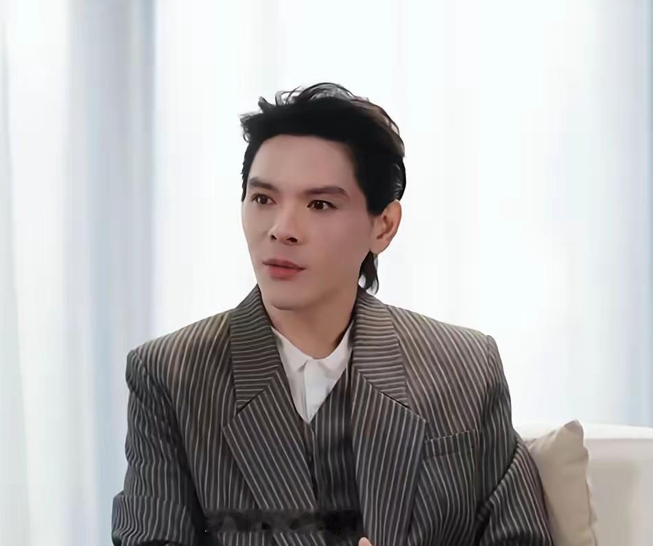 向佐这个采访看完了，终于理解向华强和陈岚为什么对他这么好了。他说，他的父母都没
