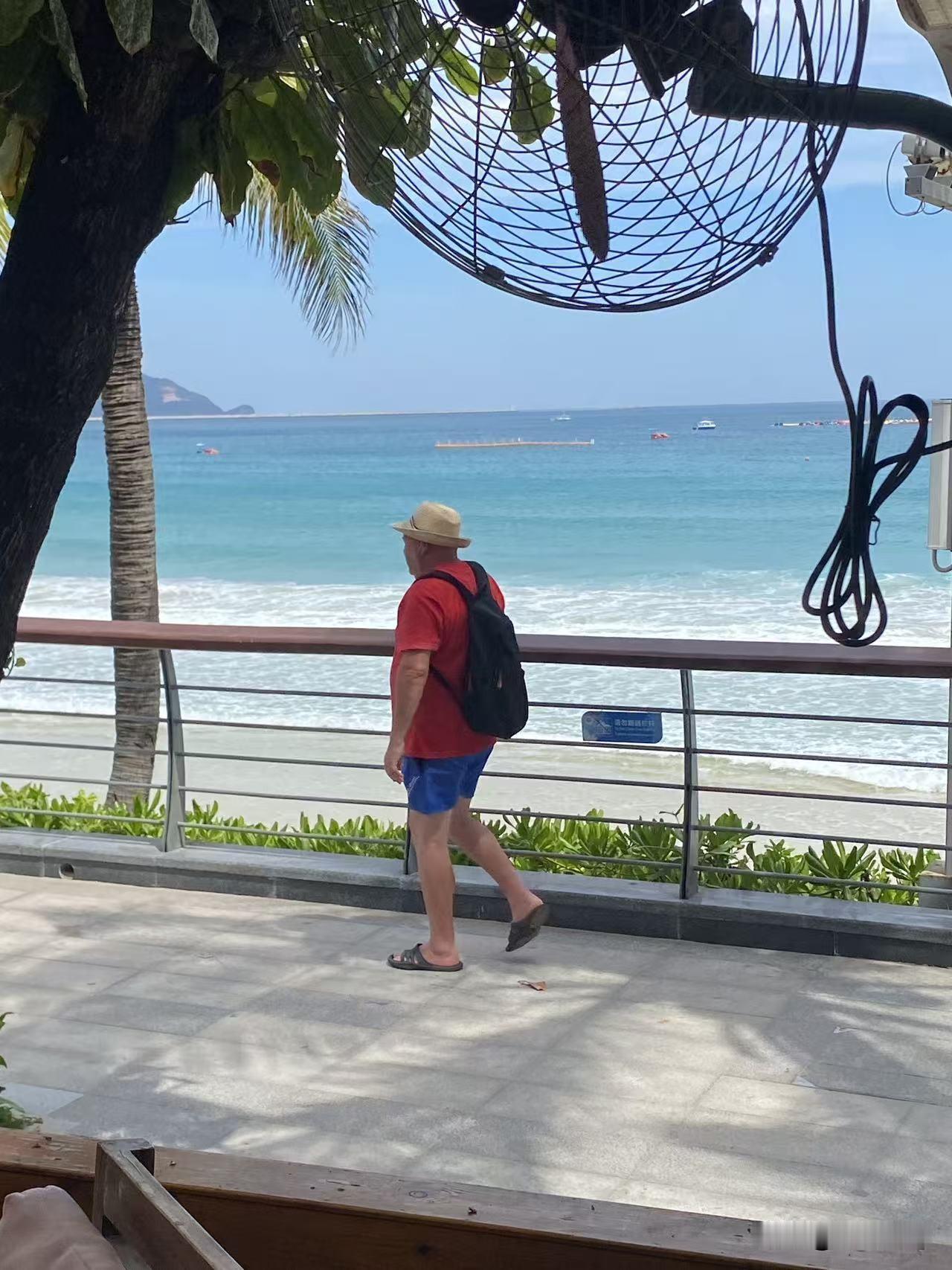 俄罗斯人扎堆中国游行，并非是他们有多么的热爱中国！女儿高考之后，和同学选择到海