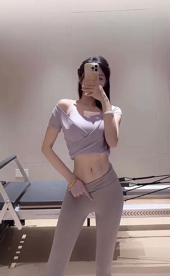 瑜伽裤跟厚黑丝袜那个更权威？[比心]