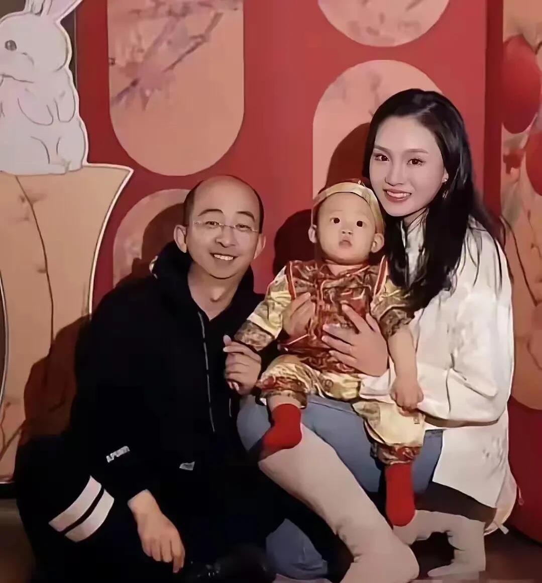 有一点让人想不明白的是，巨兴茂脸那么小，眼睛都眯成一条缝了，颜值上看着普通，没有