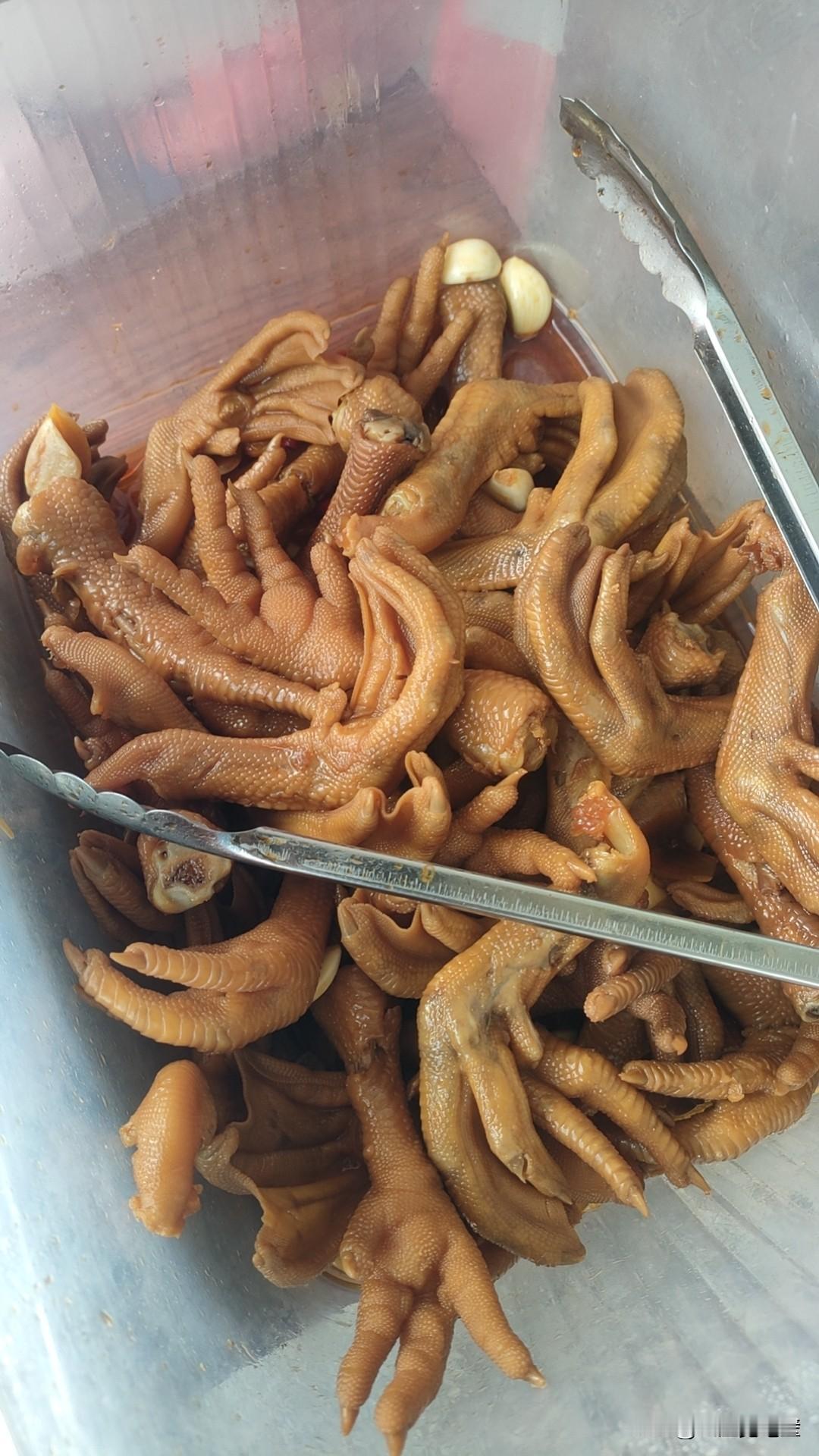 今天路过楼下卤味摊，一眼就瞅见这盆油亮亮的卤鸡爪，直接走不动道了！你看这爪