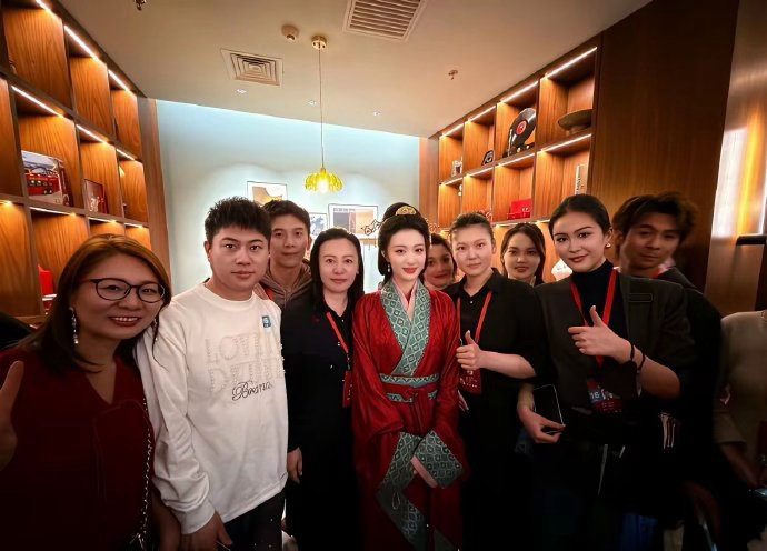明星和普通人差别真大，怪不得他被称为小刘亦菲。
