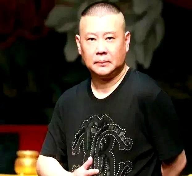 台下有人喊“郭胖子”，郭德纲一句话全场笑翻。这反应绝了。当时郭德纲和于谦