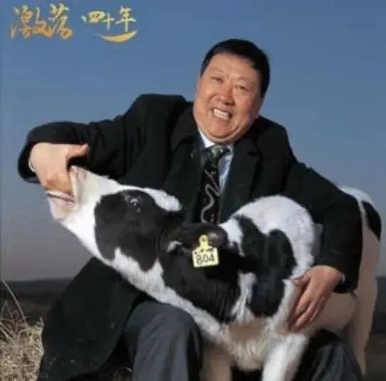当年，在伊利流水线打工时，因为踏实肯干，被郑俊怀看中，一路提拔成公司副总裁。一