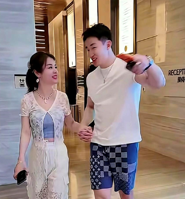 50亿姐姐谈恋爱，网友急啥？于文红不过晒了晒小30岁的退伍男友，评论区就像油