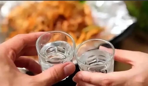 又是喝酒惹的祸！山东潍坊，一男子参加喜宴喝醉酒后，主家派人将男子送至小区楼下，不