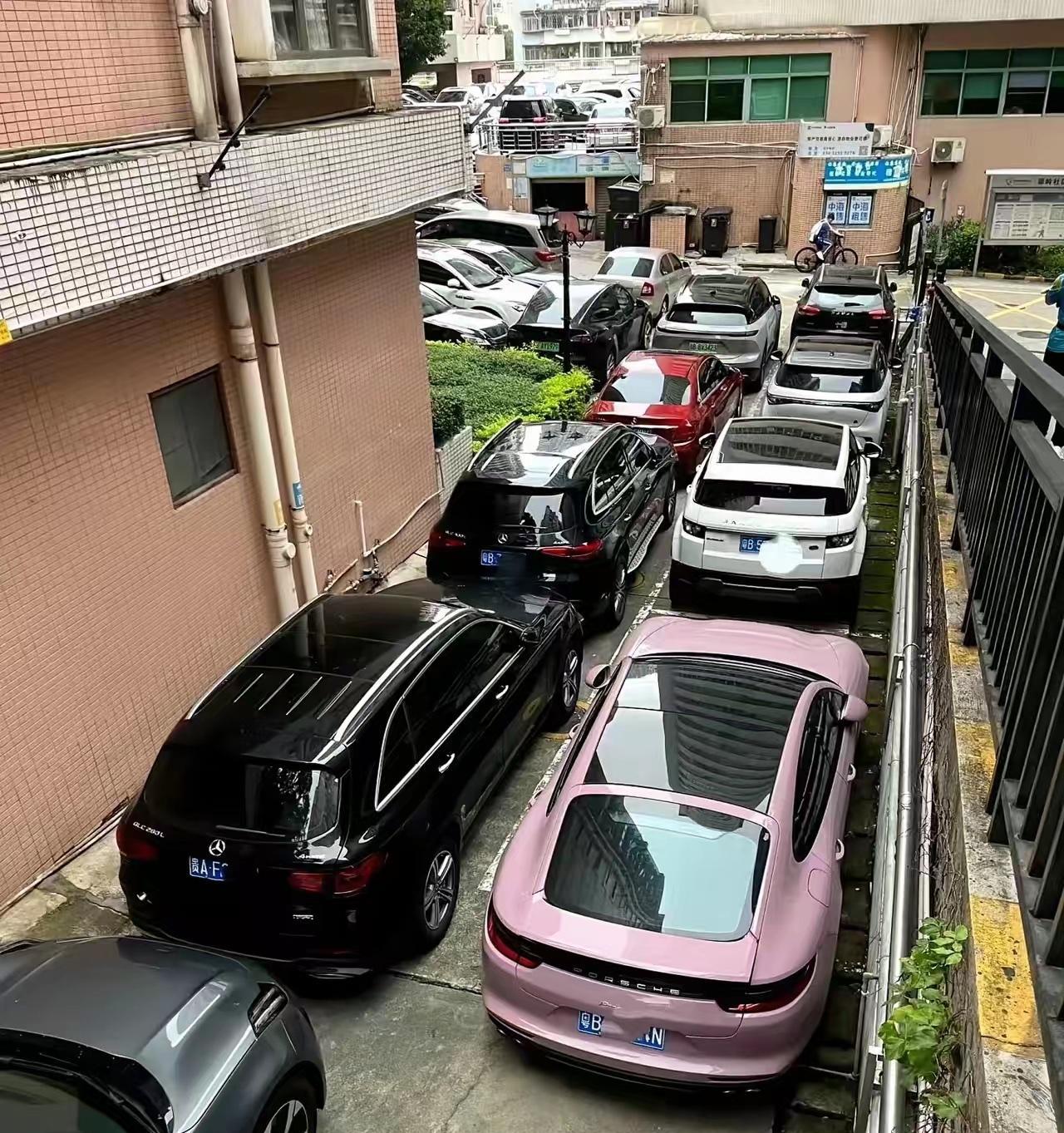 在这样的小区住一天行，两天行，要是天天如此就太压抑了。中国这样的小区有很多，各