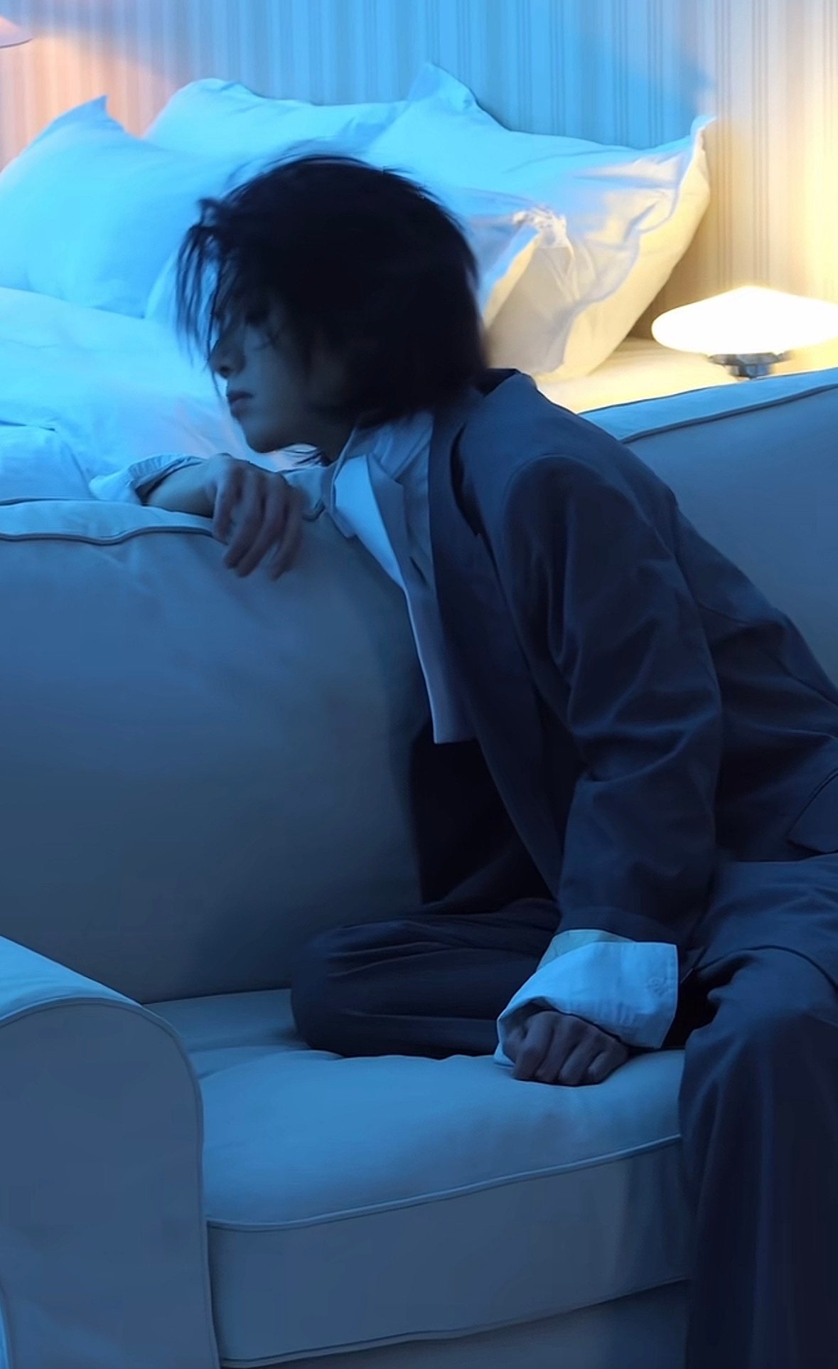 小小一只猫坐在沙发上都没有凹陷