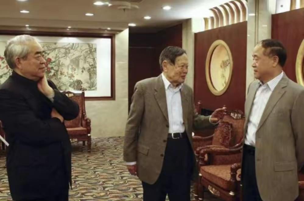 杨振宁当众挖苦莫言：虽然我们俩都获得了诺贝尔奖，但是，不同的是，你是农民的儿子，
