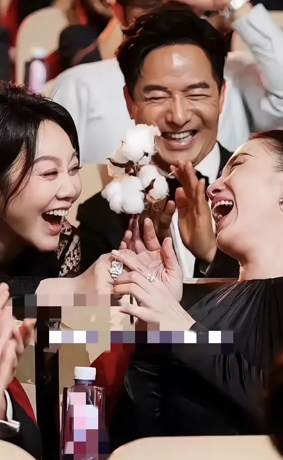 看了白玉兰颁奖典礼发现闫妮有个毛病，可能永远改不了了，那就是她太真诚