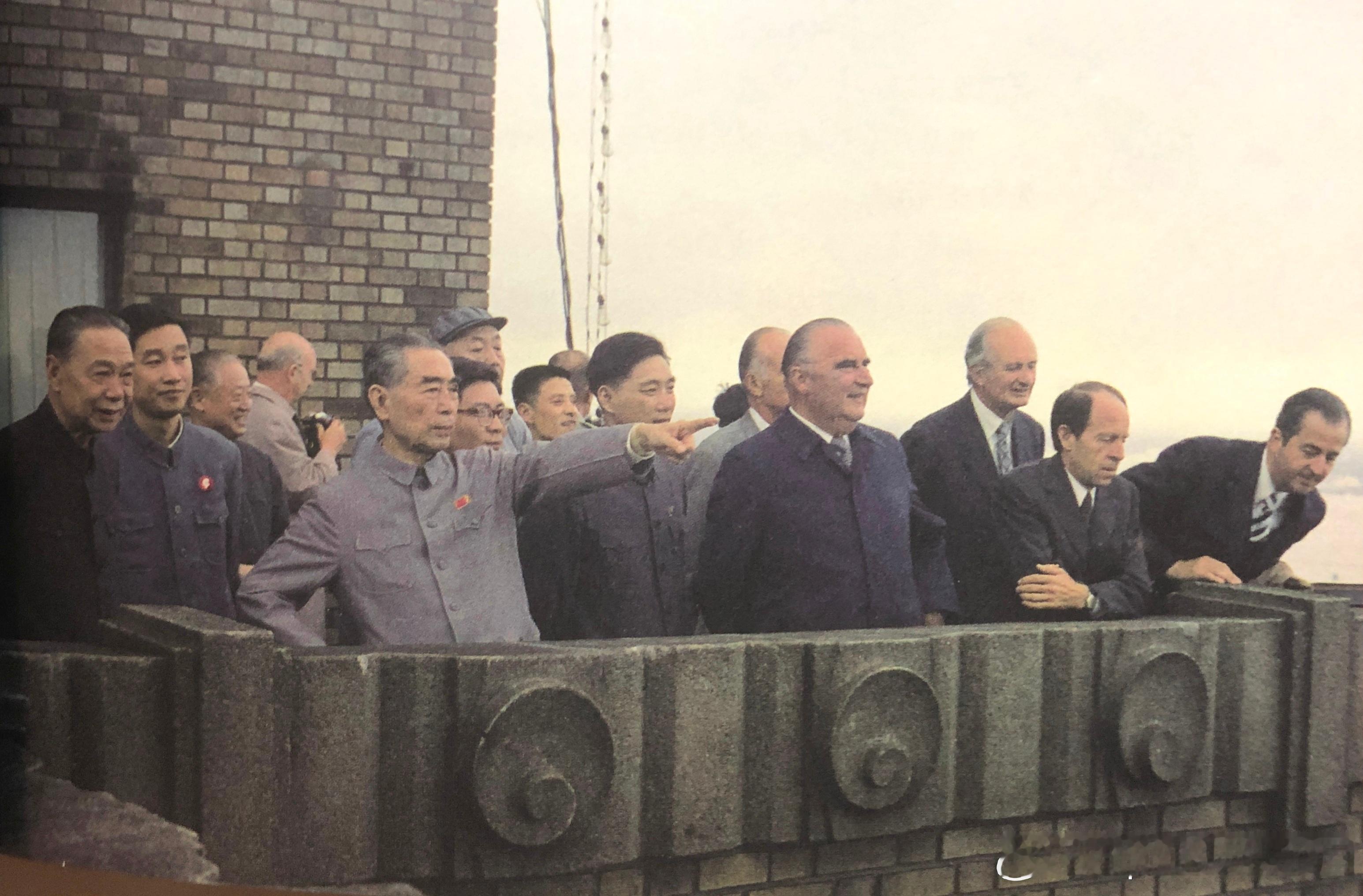 1973年9月周恩来陪同法国总统蓬皮杜在上海外滩观景历史影像