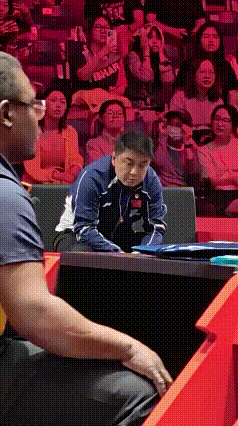 19分钟打完男双后的王皓，好像整个人像被放了气的气球，蔫吧瘫软在座位上了，叹气都