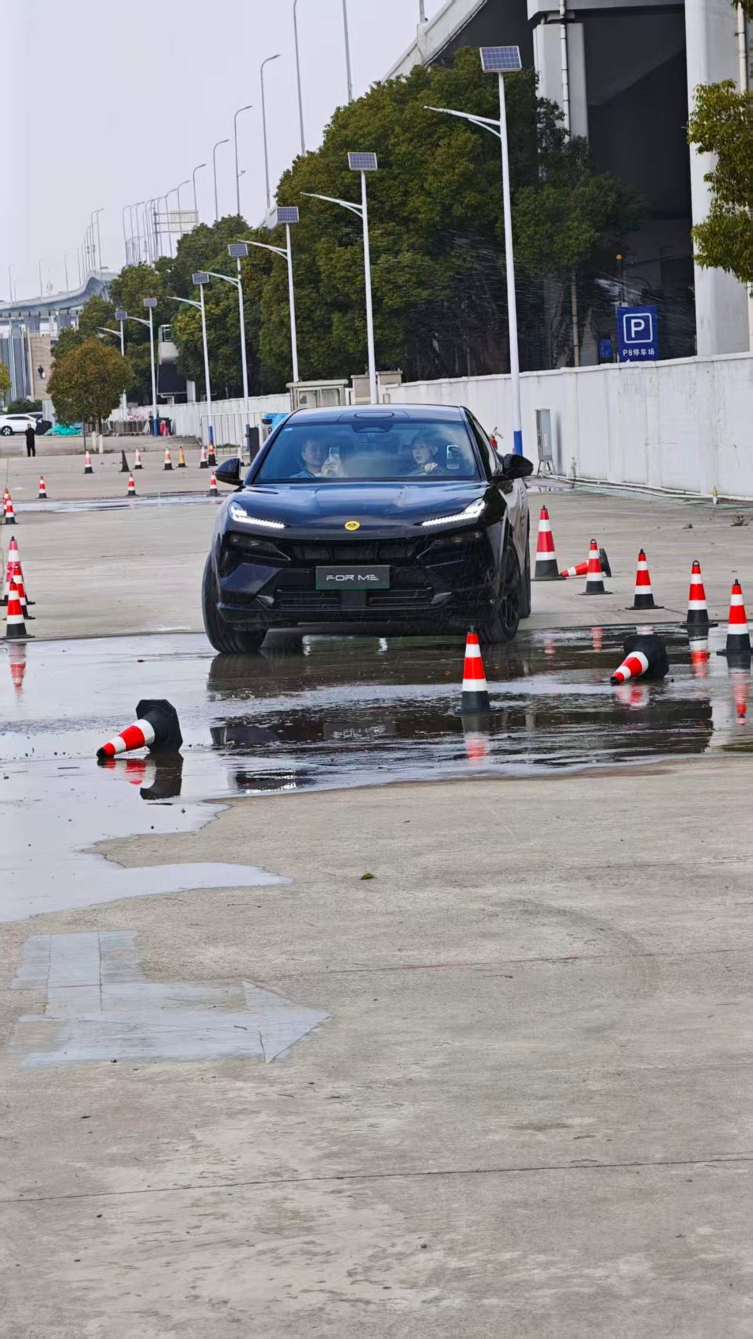 最近迷上了全新莲花ForMe，有两个特别打动我的地方，1：黑色超帅，2：超级好