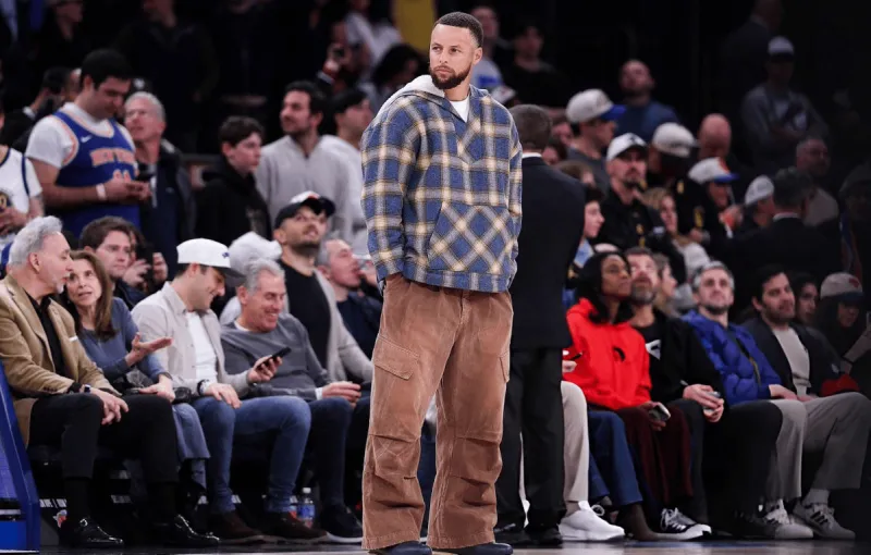 今日，勇士球员斯蒂芬-库里在谈到外界建议他直接休战、等到下赛季再复出时表示：