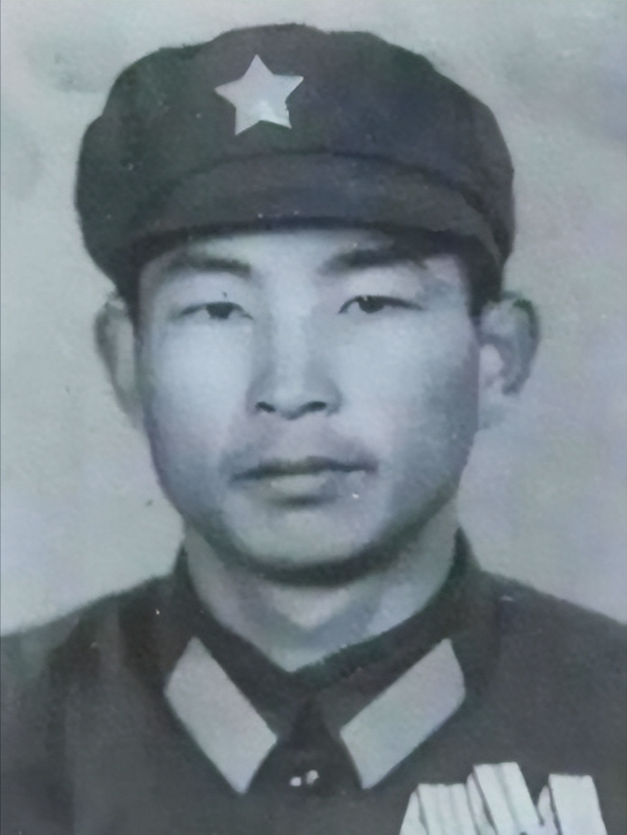 1984年对越反击战的战场上，一连长在阵地前沿看到6头牛，有人在匍匐驱赶牛群，仔