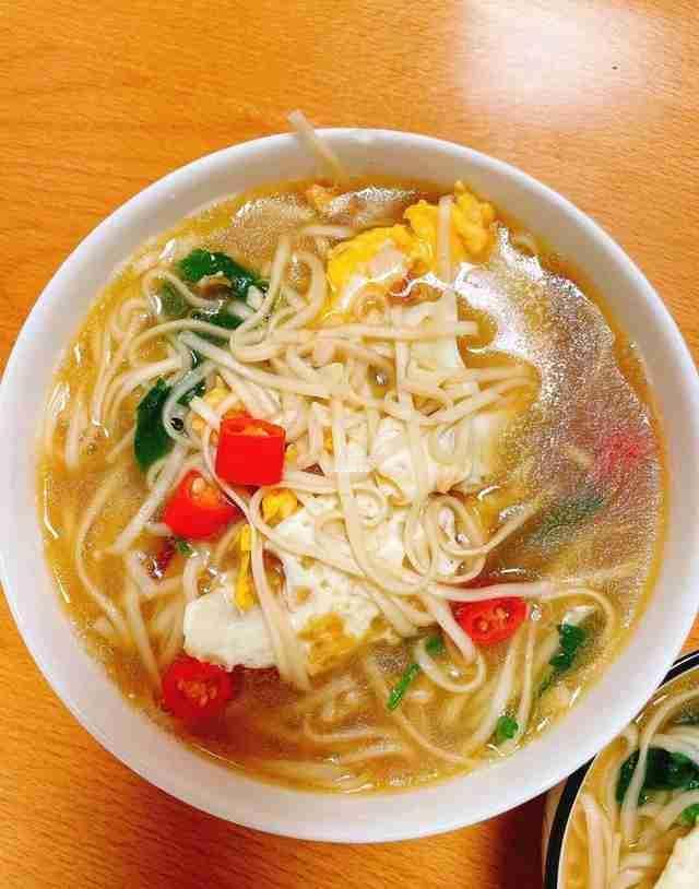 香喷喷的早餐也带走不了我的瞌睡，周一是真困！带定位晒今日生活我的今日状态：?