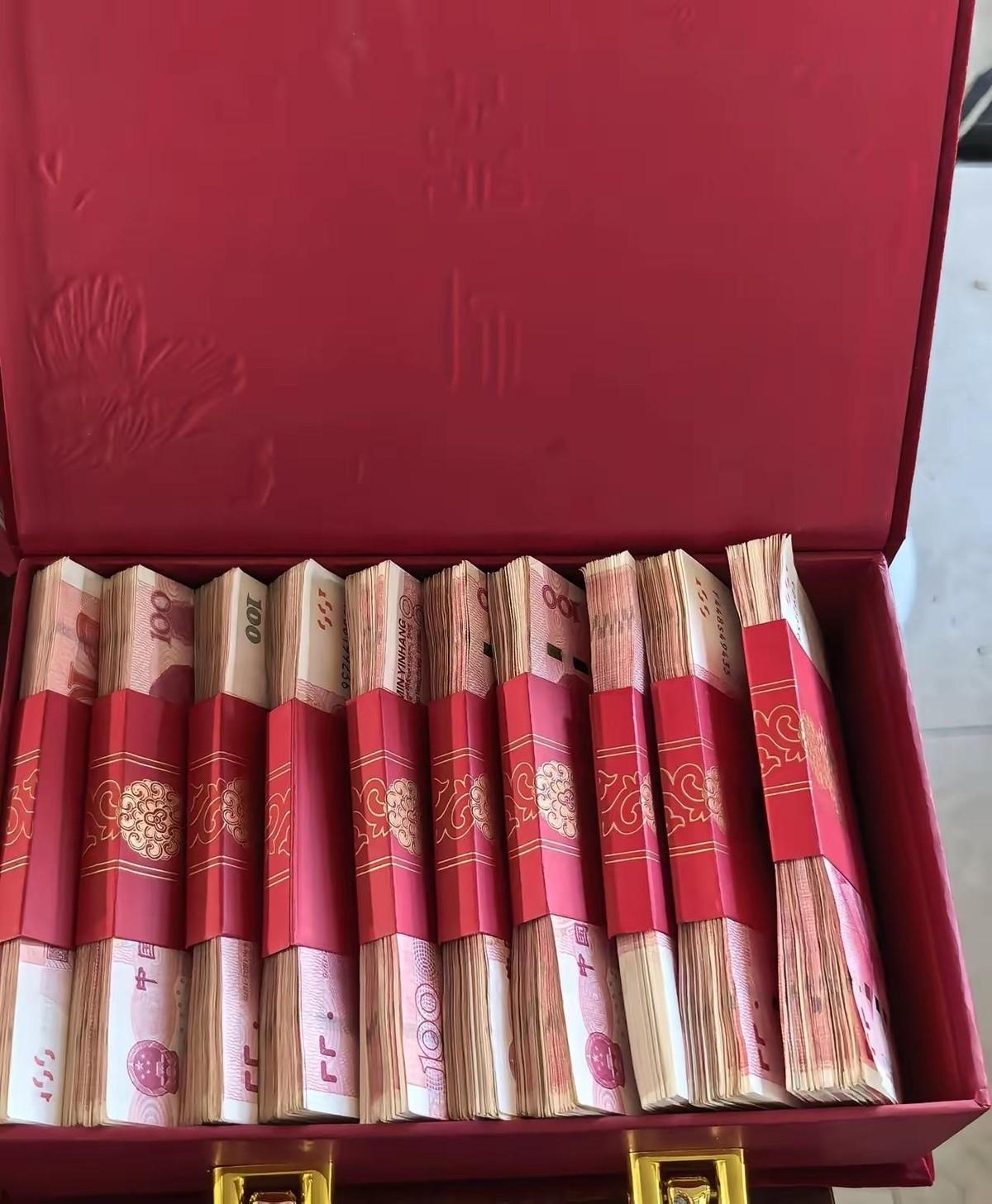 今天订婚，男方把彩礼箱端上来的时候全场都安静了。红箱子打开，十沓百元大钞整整齐齐