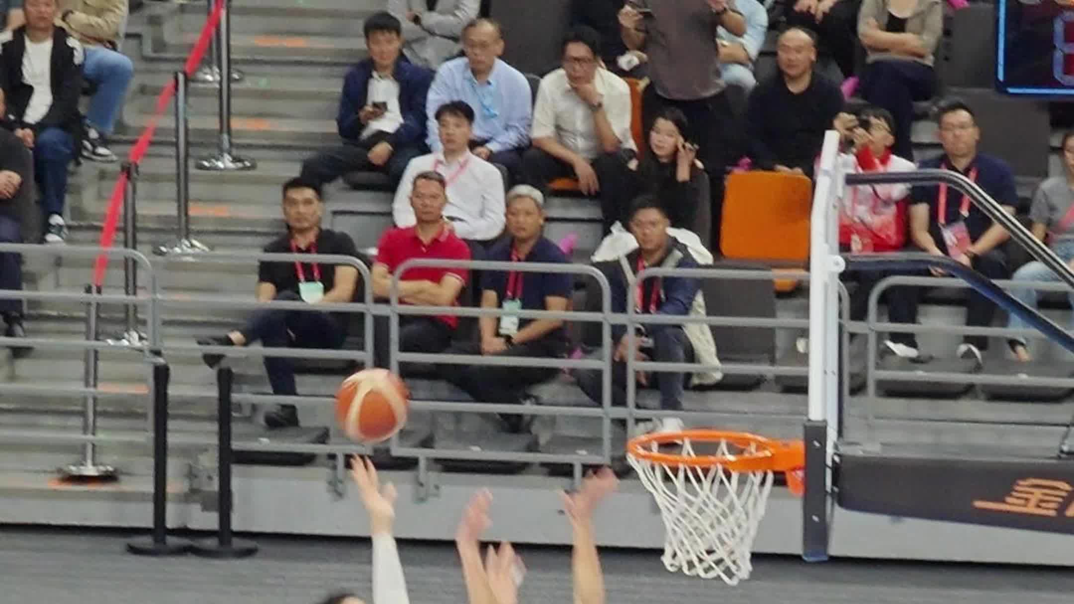 CBA焦点战：沈梓捷联手徐杰篮下强打震撼瞬间