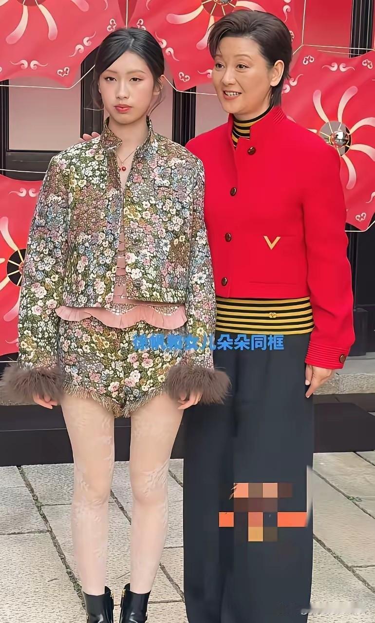 徐帆女儿上衣21980，她上半张脸像妈，下半张脸像爸，不像养女更像亲生的。徐