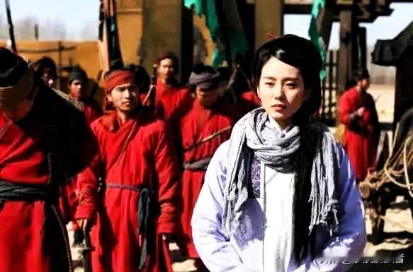 1129年的一天，岳飞妻子刘氏趁夜黑扔下孩子，迅速钻进一名男子怀中。几天后，有人