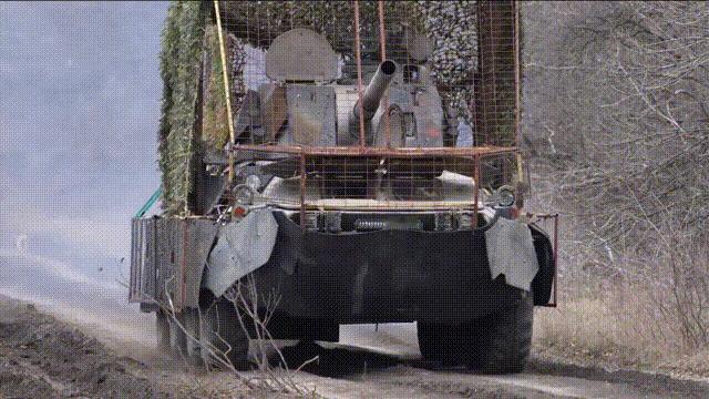 俄军“诺纳”120mm自行迫击炮实战画面，炮塔内部清晰展现。该炮‌射程‌：普