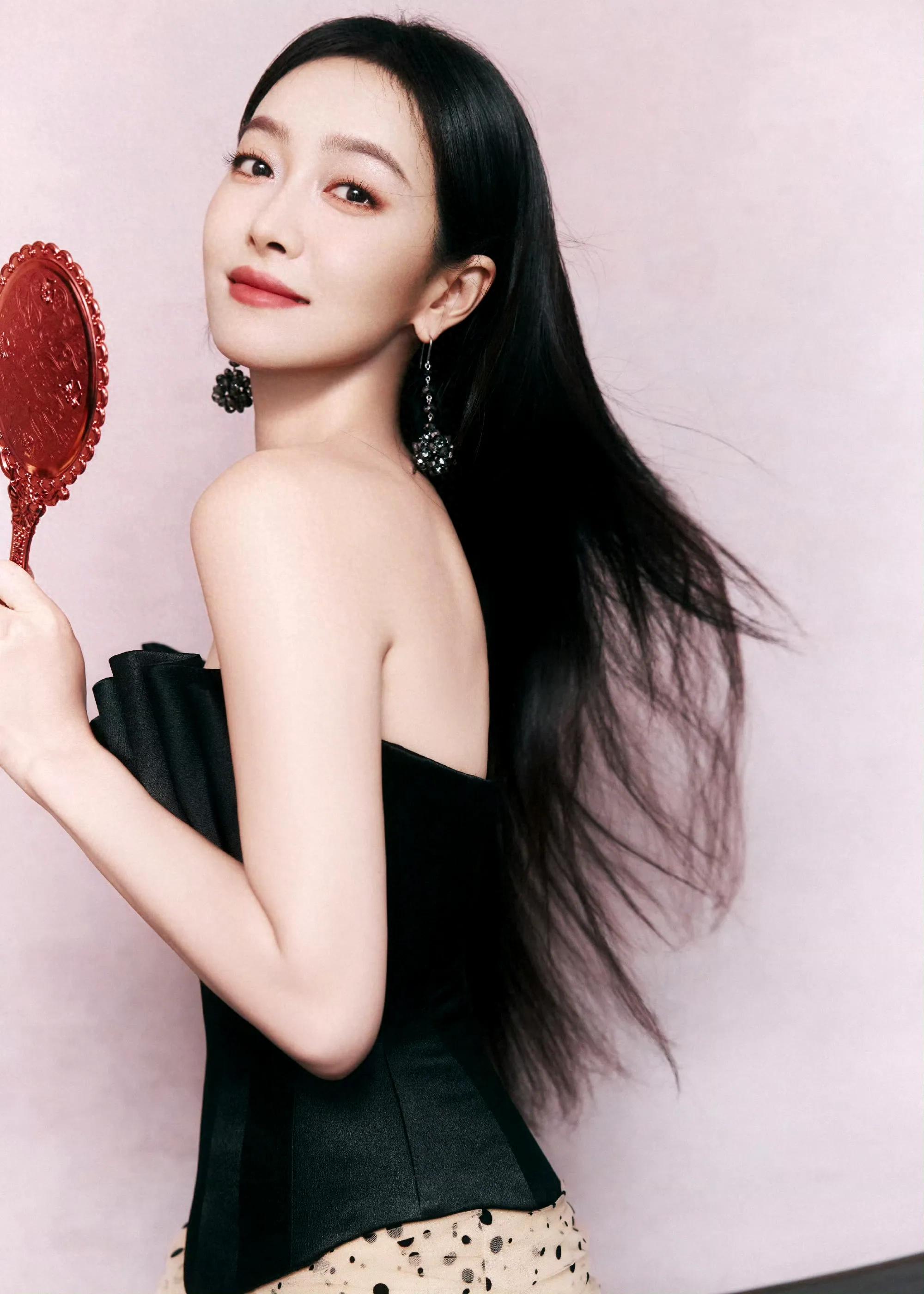女星宋茜时尚优雅风姿：美人佳梦，光影璀璨！