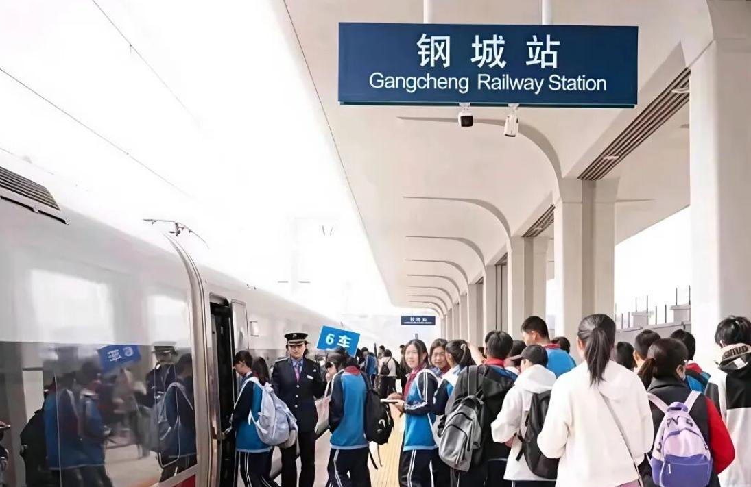 一条时速350公里的高铁，每天却只跑4对车——这事搁谁身上都得憋屈三年。202