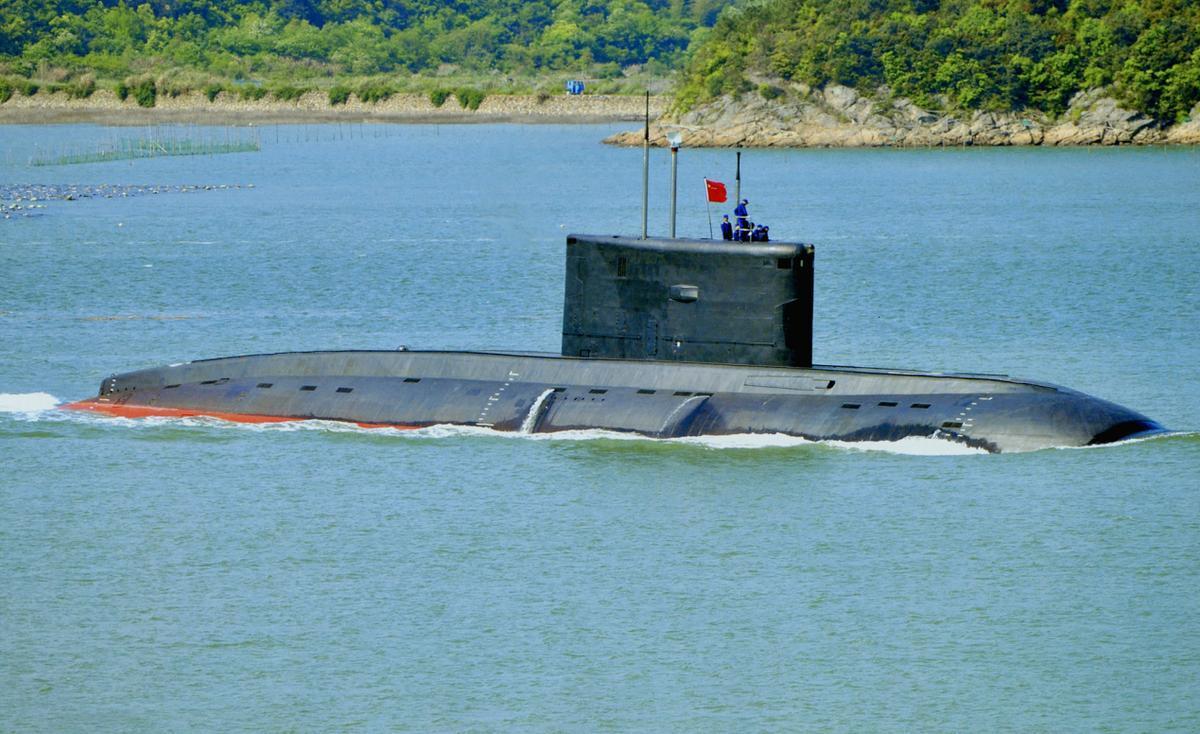 一艘围壳上喷涂着"中国人民解放军海军赠"标识的基洛636型潜艇出现在上海黄浦江畔