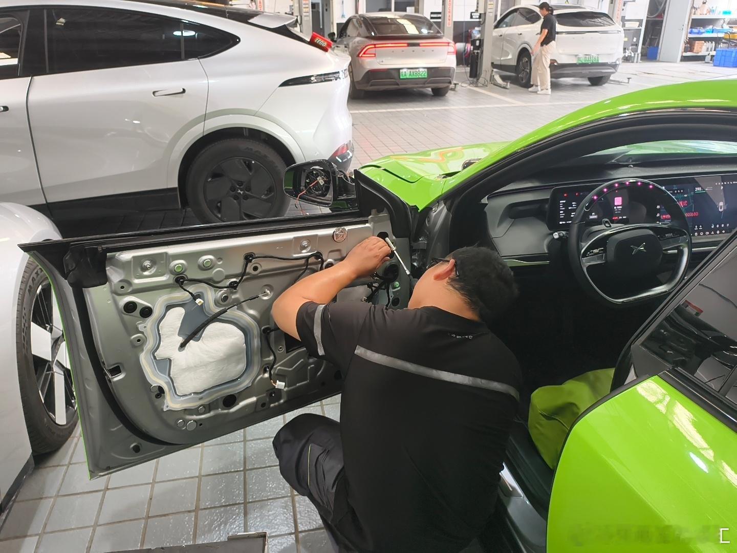 后视镜小蓝灯开搞[点赞][点赞][点赞]小鹏汽车​​​