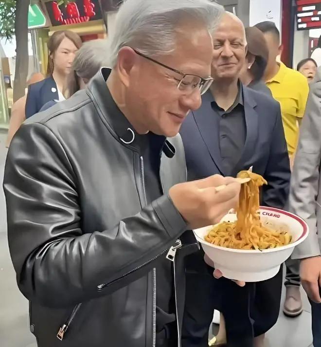 科技大亨黄仁勋来北京逛吃2次打卡的炸酱面炫出舌尖满足1碗绿豆汁喝出痛苦面具