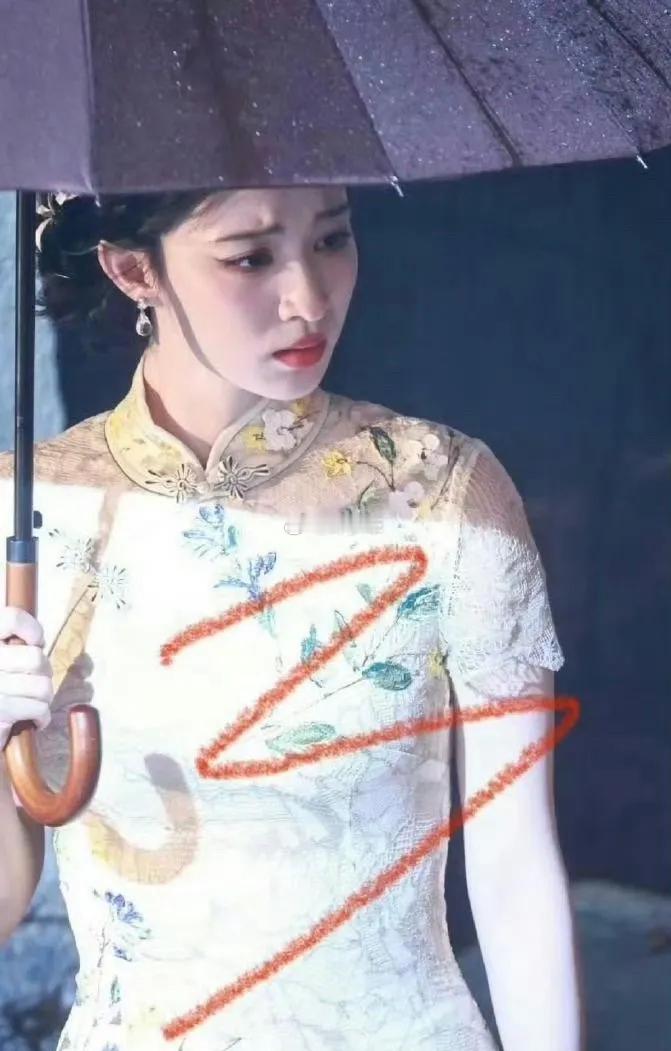 这部剧所有的旗袍都好像做小了一码，太紧身了吧​​​