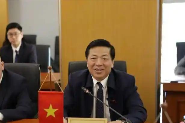 修了近乎二十年的高铁，如今也快黄了！近期，越南建设部部长陈宏明警示：如果越南南北