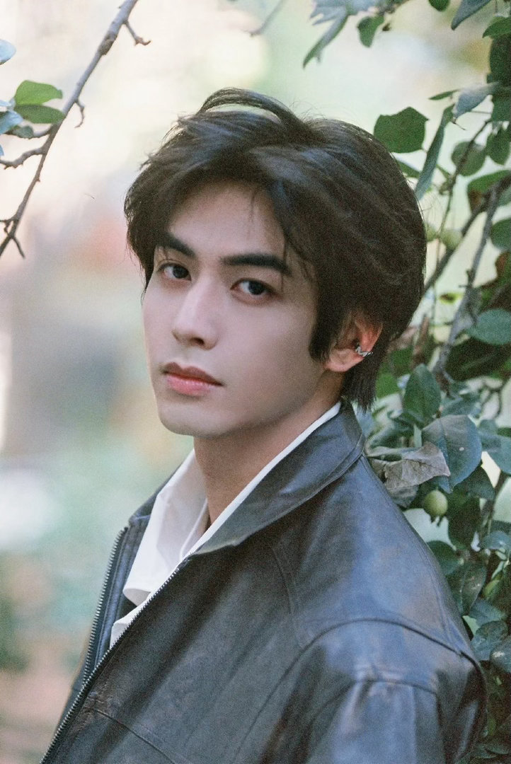 宋威龙27岁的第一个代言宋威龙一个月连宣三个代言生日官宣新代言，这排面确实给足