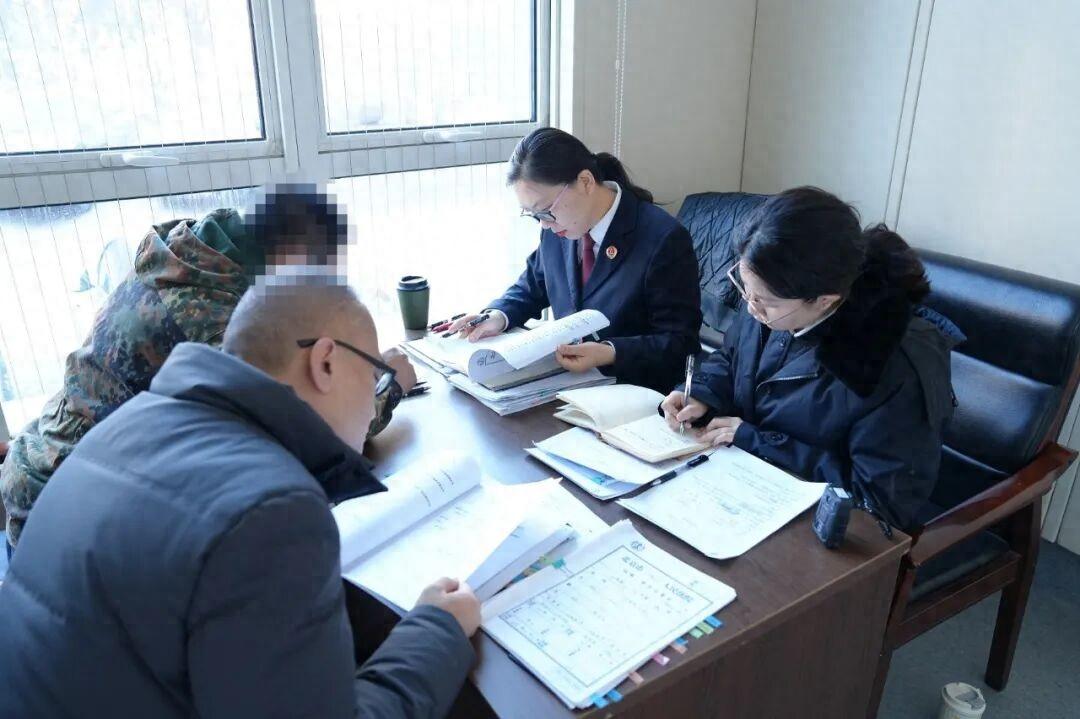 上海，一名保安30年来从未离开过上海，但一次付款时发现银行卡无法使用，才发现自己