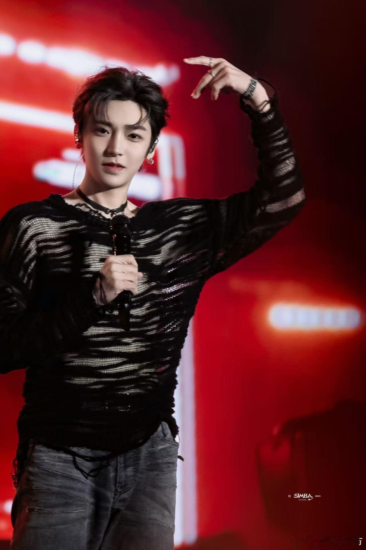 侯明昊真的是行走的撩人机，他的每一个微笑、每一个眼神都让人心动不已，简直太帅了！