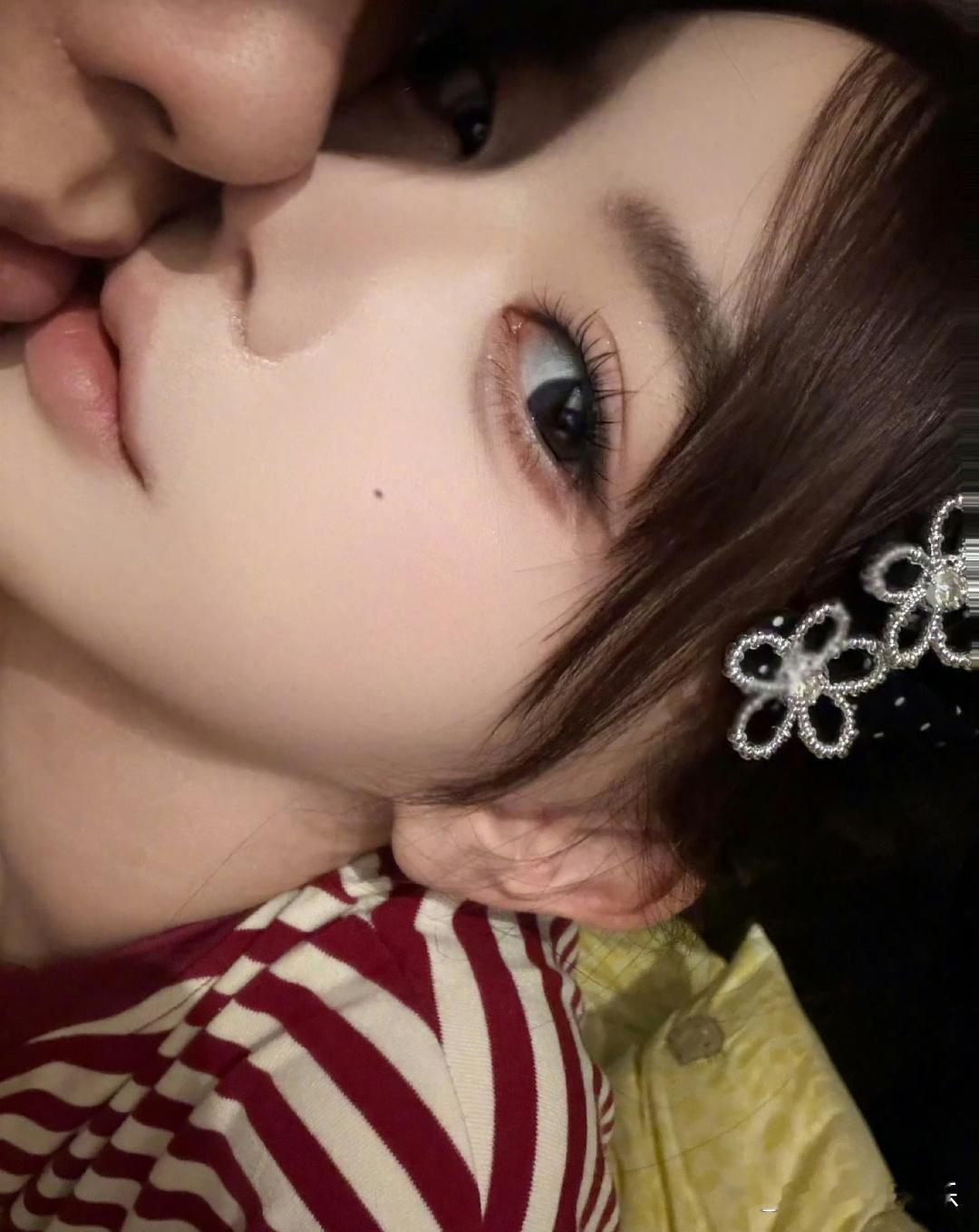 韩安冉高调晒出与新男友亲吻合照，大方官宣新恋情。坦然享受恋爱，不执着于婚姻，希望
